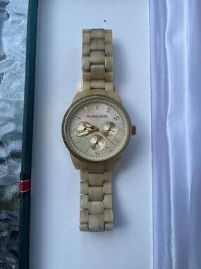 Cream Colored Tortoise and Gold Michael Kors Watch Mk 5039 EUC